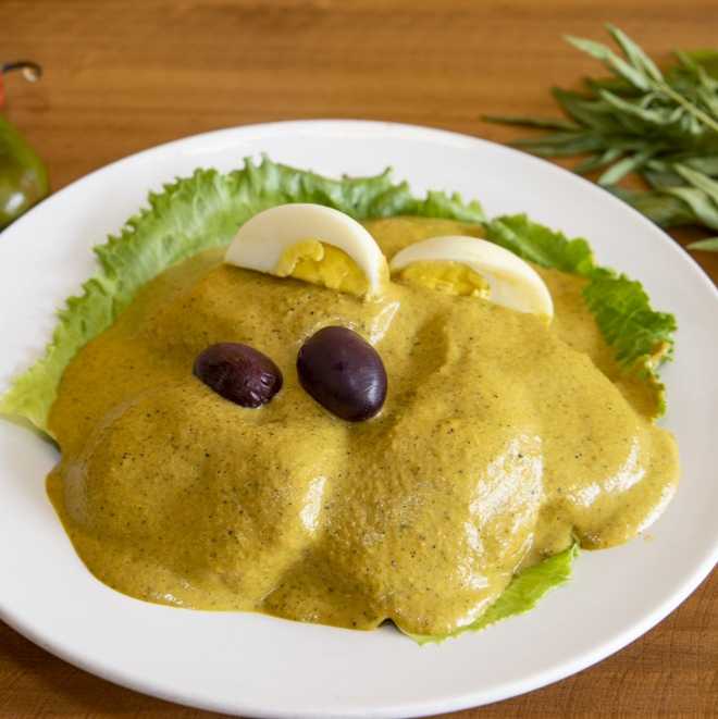 Ocopa arequipeña con papa, huevo y aceitunas